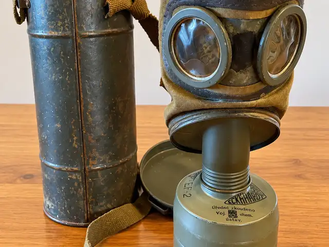 Original wwii czechoslovak gas mask-eckhardt ef-2 filter & metal case-1939, Limassol — Agia Paraskevi