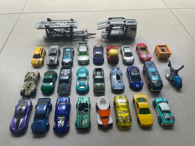 26 hot wheel playing cars + transport truck, Nicosia — Nicosia - Agios Andreas