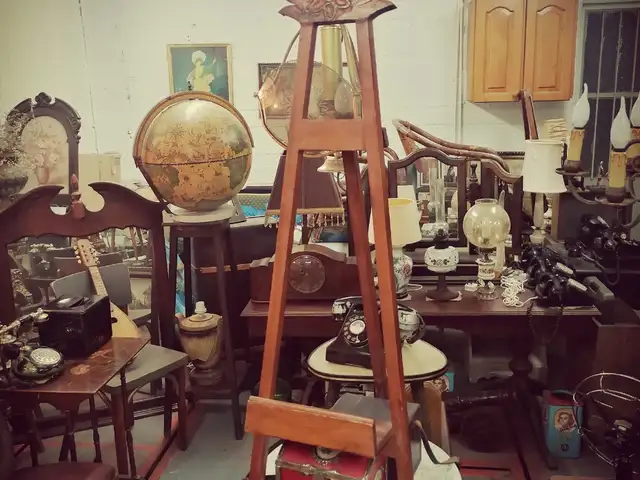 Αntique hand carved easel in outstanding condition with detailed design on top, Nicosia — Agioi Omologites