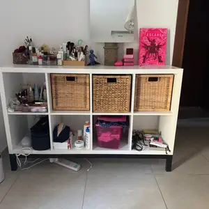 Ikea kallax shelving unit 2x4 white with underframe base baskets included, Limassol — Pyrgos Lemesou