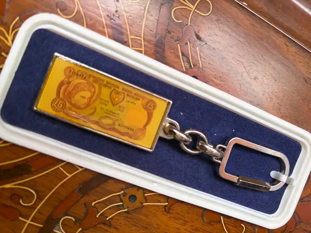 Vintage 1990s silvertoned souvenir keychain featuring 5 pounds cyprus banknote, Επαρχία Πάφου — Paphos - Άγιος Θεόδωρος