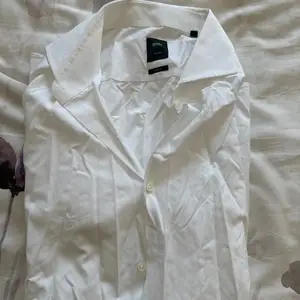Hugo boss tailored slim fit white shirt size 42, Limassol — Limassol - Mesa Geitonia