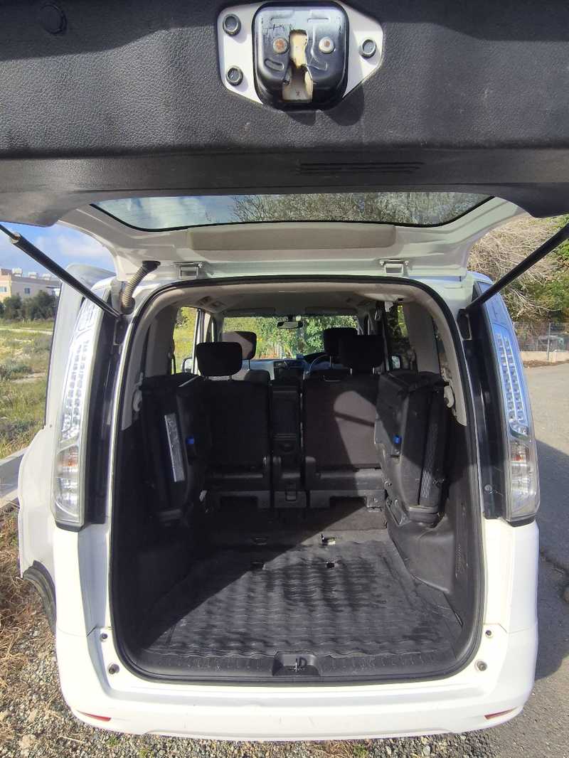 2016 Nissan Serena 2,0L 2016 Cyprus