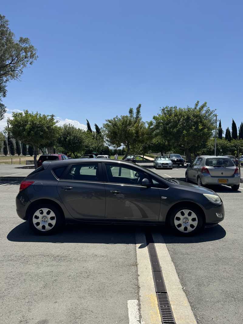 2010 Opel, Vauxhall Astra 1,6L 2010 Cyprus