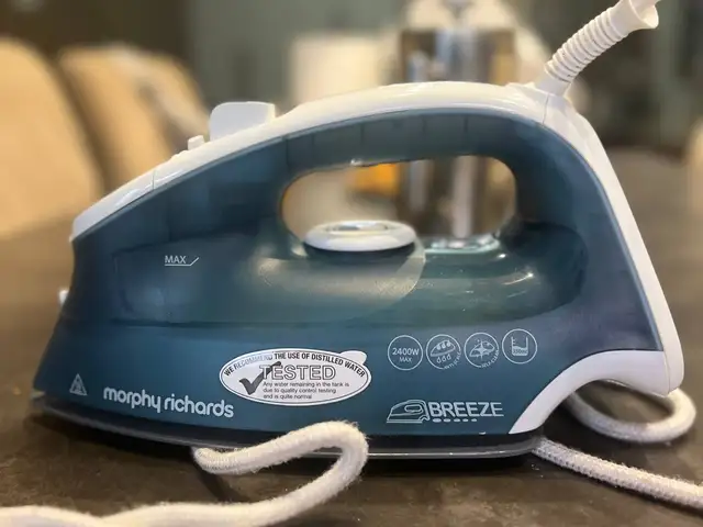 Morphy richards breeze steam iron 2400w - ceramic soleplate, lightly used, Επαρχία Λεμεσού — Γερμασόγεια Τουριστική Περιοχή