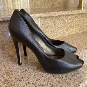 Salvatore Ferragamo classic black leather pump shoes with a pointed toe, Famagusta — Deryneia