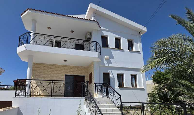 6-bedroom detached house for sale