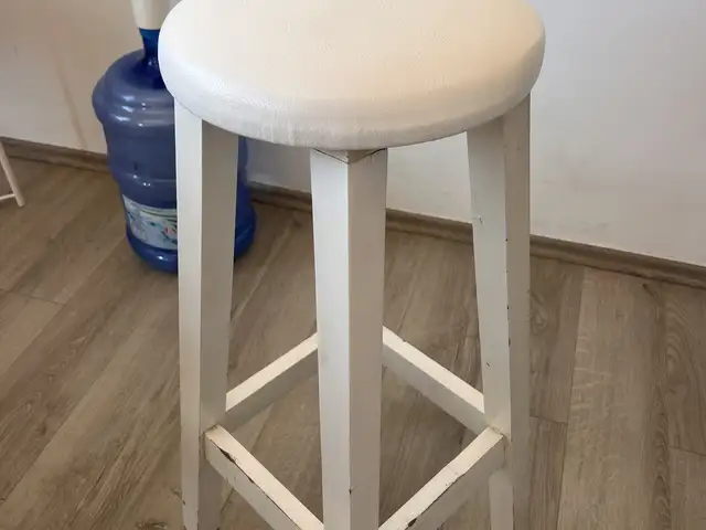 White bar stool with a padded seat, Επαρχία Λεμεσού — Γερμασόγεια