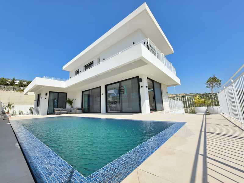 5-bedroom detached house for sale