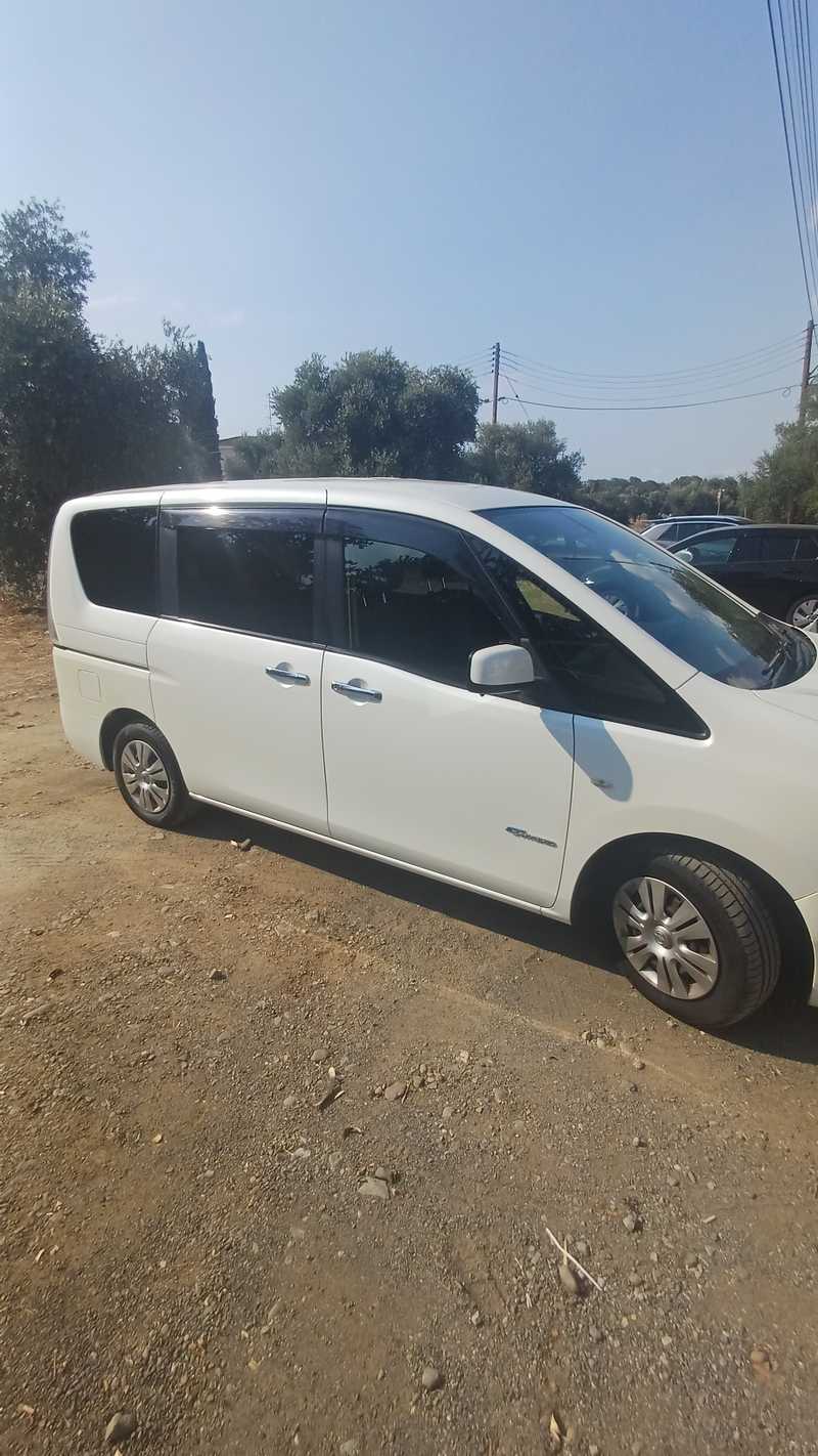 2013 Nissan Serena 2,0L 2013 Cyprus