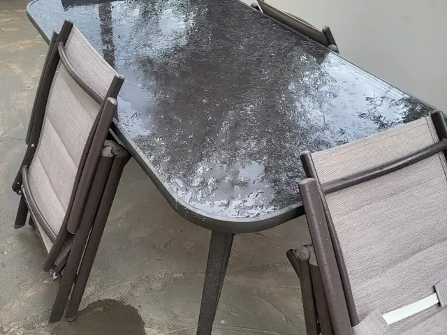 Τραπεζι μαζι με 4 καρεκλες, Επαρχία Λευκωσίας — Αγλαντζιά