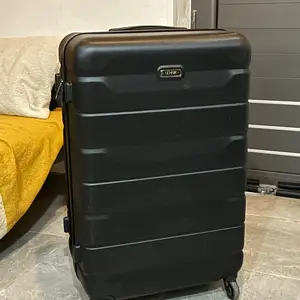 Big black suitcase ochnik, Limassol — Limassol - Agia Triada