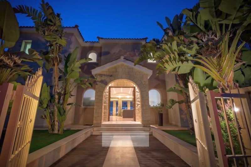 6-bedroom detached house for sale