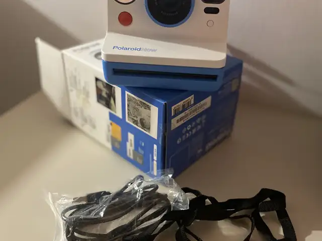 Polaroid now instant camera blue/white like new, Nicosia — Egkomi