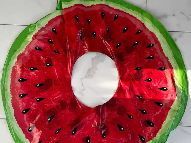 Watermelon pool float, Επαρχία Αμμοχώστου — Δερύνεια