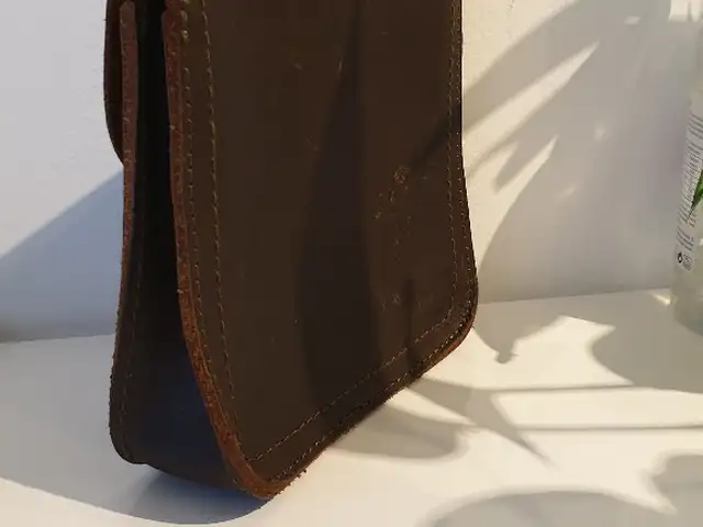 Saddleback small bag hand made in the USA from real cowhide top grain leather, Nicosia — Egkomi