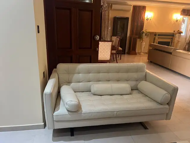 Elegant cream leather two-seater sofa, Επαρχία Λεμεσού — Γερμασόγεια