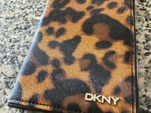 Dkny leopard print passport holder, Επαρχία Λεμεσού — Λεμεσός - Μέσα Γειτονιά