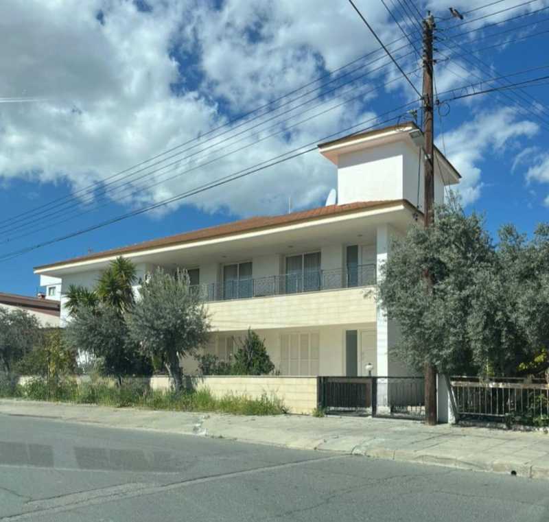 6-bedroom detached house for sale