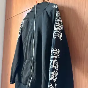 Full zip hoodie with bold gothic lettering running down the length of sleeves, Επαρχία Λευκωσίας — Λατσιά - Άγιος Γεώργιος