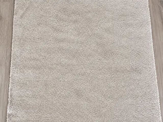 Beige shaggy area rug 135x195cm - soft & cozy, good condition, Limassol — Germasogeia Tourist Area
