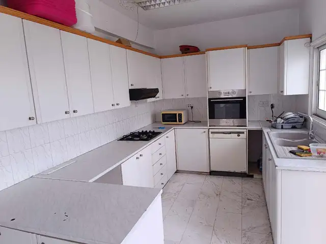 Big bedroom with private Balcony for 2 people at 4 bedroom house in strovolos, Επαρχία Λευκωσίας — Στρόβολος - Άγιος Βασίλειος