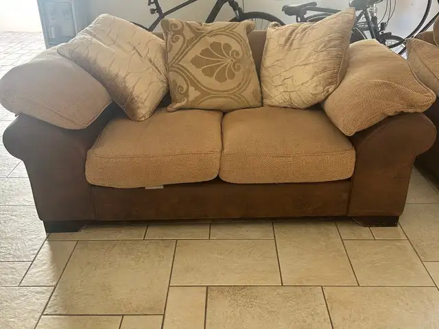Dfs 3 seater/2 seater/chair & pouf, Larnaca — Kiti - 2