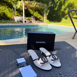 Chanel white & black leather cc logo kitten heel mules, Επαρχία Λεμεσού — Μαρίνα Λεμεσού