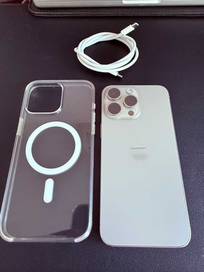 Iphone 15 pro max 256 natural titanium 98 battery €900