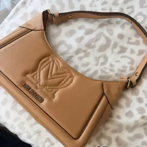 Love moschino bag, Επαρχία Λεμεσού — Λεμεσός - Νεάπολη