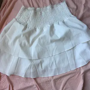 White flowy skirt, Επαρχία Λεμεσού — Λεμεσός - Κάψαλος