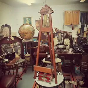Αntique Hand Crved Easel in outstanding condition with detailed design on top, Nicosia — Agioi Omologites