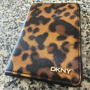 Dkny leopard print passport holder, Limassol — Limassol - Mesa Geitonia