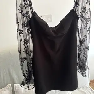 Cute black mini dress with sleeves, Nicosia — Aglantzia