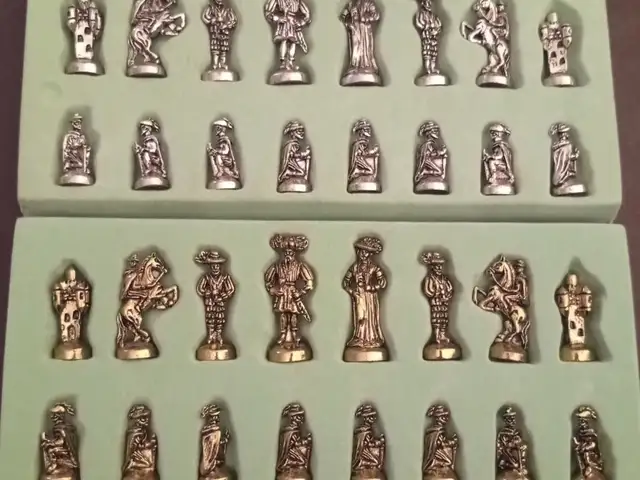 Vintage collectable metal Mapinakii Chess set without board, Famagusta — Vrysoulles