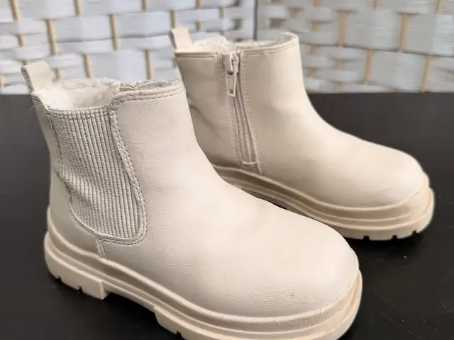 Girls cream fur-lined chelsea ankle boots, Paphos — Pegeia