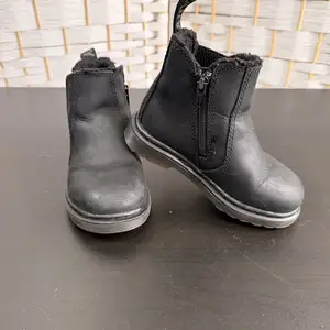 Dr. martens black fur-lined chelsea boots eu 24, Paphos — Pegeia