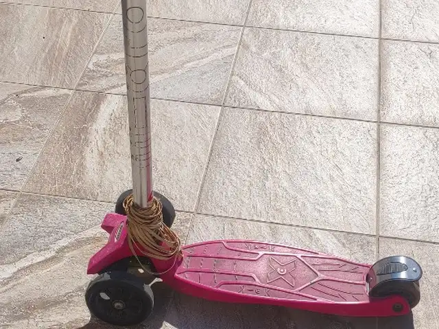 Maxi micro scooter in shocking pink, Paphos — Mesogi