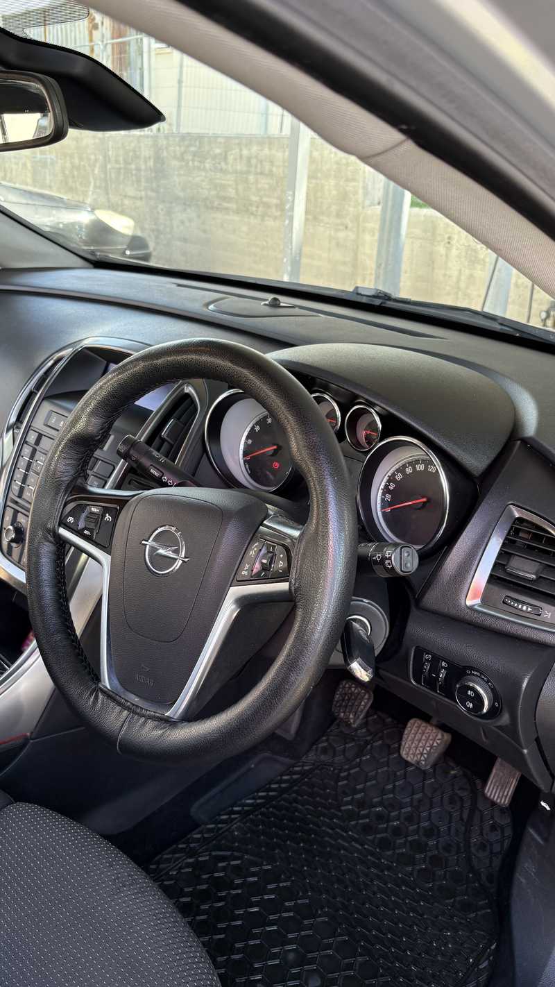 2010 Opel, Vauxhall Astra 1,6L 2010 Cyprus