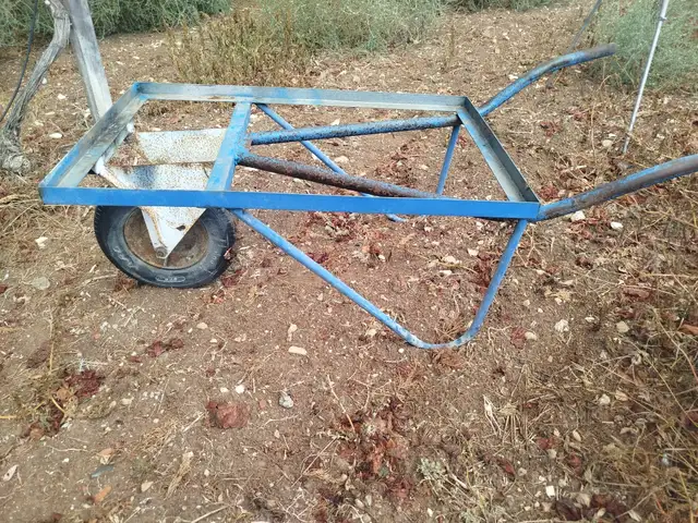 Amaxi gia kivotia plastika kasies, Επαρχία Πάφου — Universal