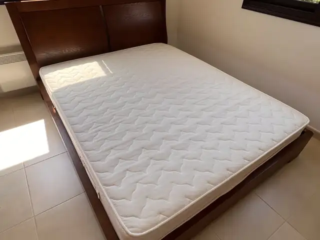 Bed 160x200 wooden, veneered. with orthopaedic mattress in very good condition, Limassol — Pissouri