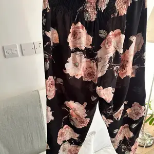 Floral pants, Nicosia — Aglantzia