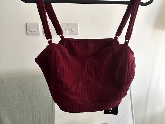 Burgundy crop top and pants set, Nicosia — Aglantzia
