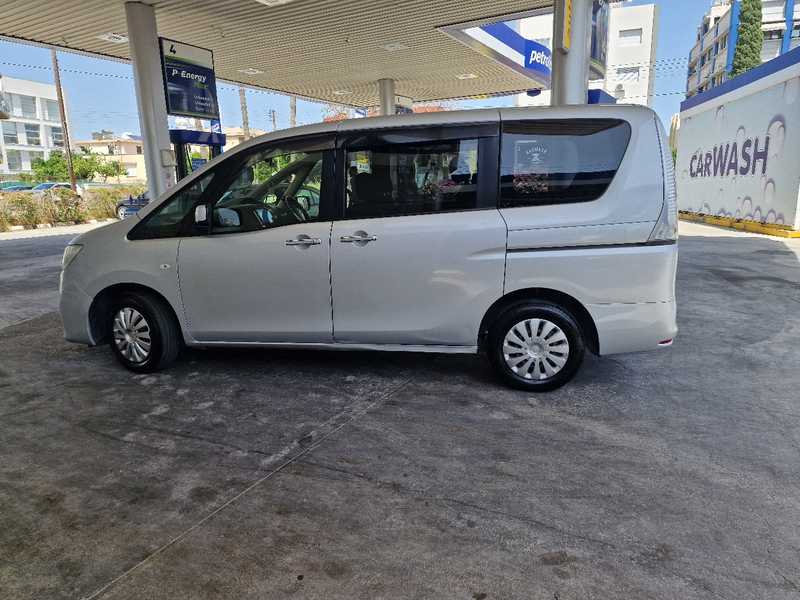 2013 Nissan Serena 2,0L 2013 Cyprus