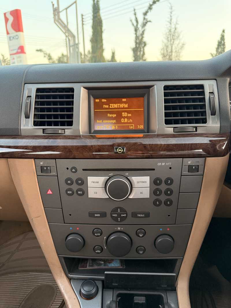 2004 Opel, Vauxhall Vectra 1,6L 2004 Cyprus