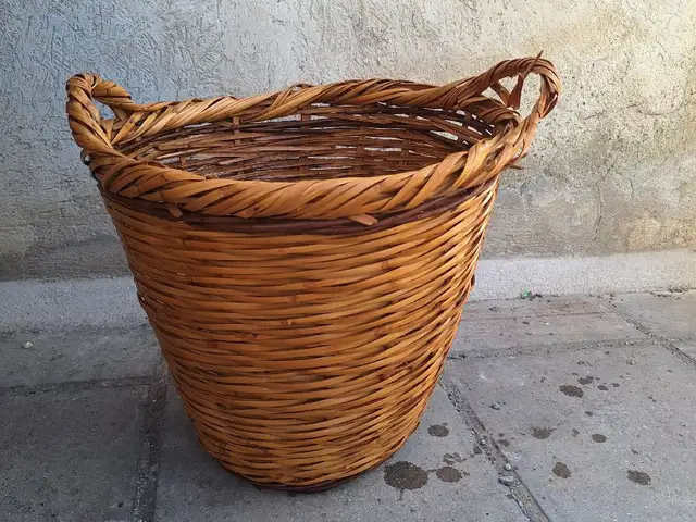 2 κοφίνες σε μέτρια κατάσταση 100 χρόνων, Nicosia — Latsia - Agios Georgios