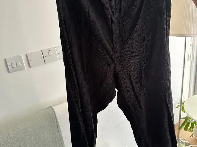 Black pants, Nicosia — Aglantzia