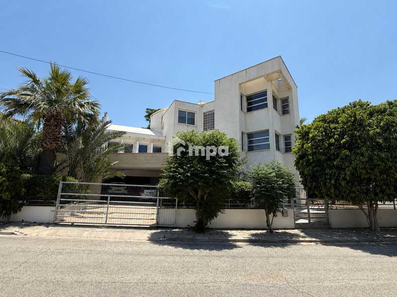 5-bedroom detached house for sale