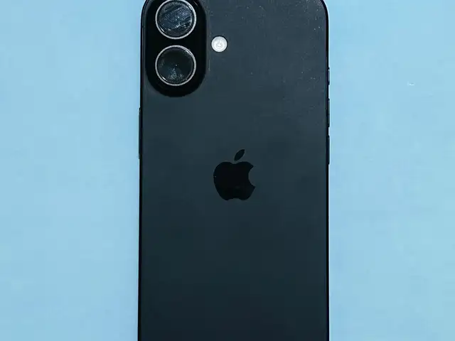Iphone 16 , battery 90 , warranty till oct , one back camera glass little broke, Επαρχία Λευκωσίας — Λακατάμεια - Άγιος Νικόλαος