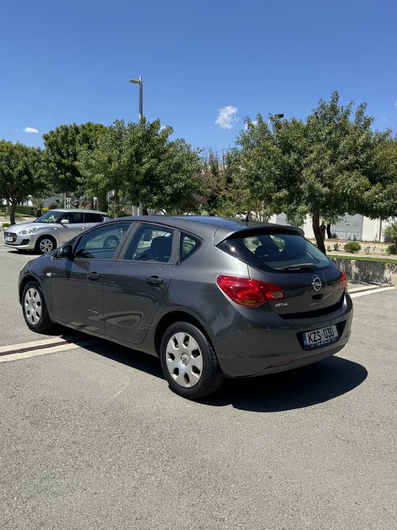 2010 Opel, Vauxhall Astra 1,6L 2010 Cyprus